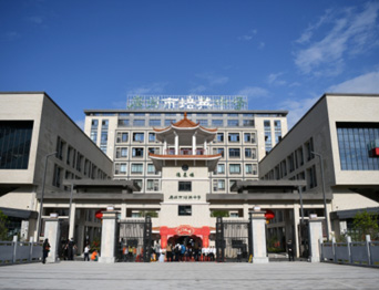 通用舞臺吊桿高標(biāo)準(zhǔn)承接廣州市培英中學(xué)報告廳項目，大屏幕顯示系統(tǒng)、音頻擴聲系統(tǒng)、燈光系統(tǒng)、舞臺吊桿及機械等多系統(tǒng)相互協(xié)作