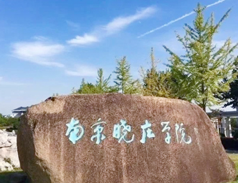 通用舞臺承建：南京曉莊學(xué)院報告廳舞臺項目（舞臺音響、舞臺燈光吊桿、舞臺幕布等）