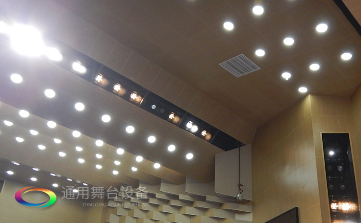 科學(xué)計(jì)劃工期、合理交叉施工，保質(zhì)保量順利完成工程的交付！通用舞臺(tái)阻燃幕布承接羊城廣州培英中學(xué)報(bào)告廳項(xiàng)目！