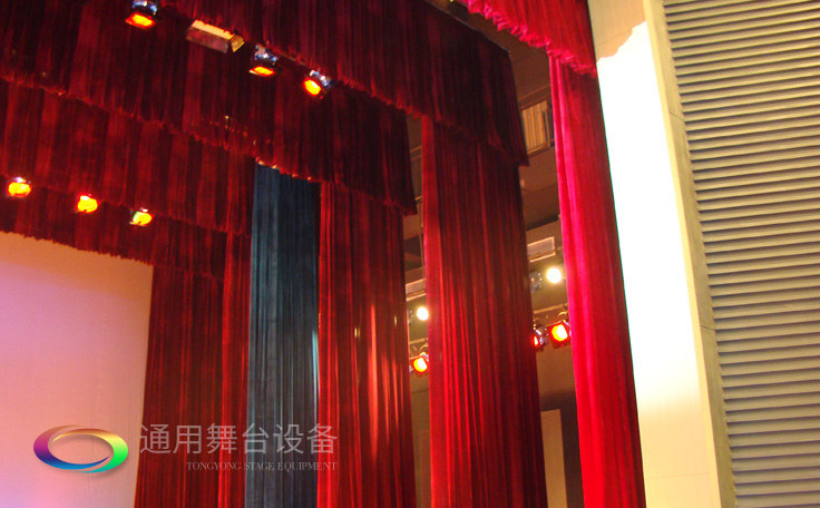 通用舞臺專業(yè)性、全方位優(yōu)勢！業(yè)務(wù)涉及舞臺機械、阻燃幕布、專業(yè)燈光系統(tǒng)、專業(yè)音響系統(tǒng)