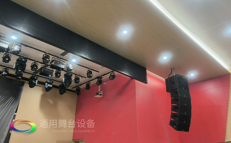 江蘇某學(xué)校報(bào)告廳項(xiàng)目舞臺(tái)矩陣音響、舞臺(tái)吊桿——泰州通用舞臺(tái)、舞臺(tái)幕布精品工程展示
